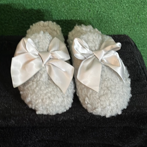 UGG Slippers Size 1 - Picture 3 of 3